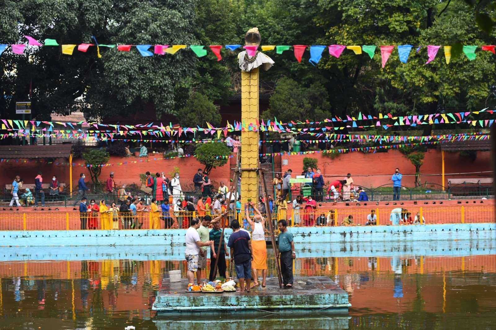 नागपञ्चमीका दिन काठमाडाैंकाे नागपाेखरीमा देखिएकाे राैनक  (फाेटाेफिचर)