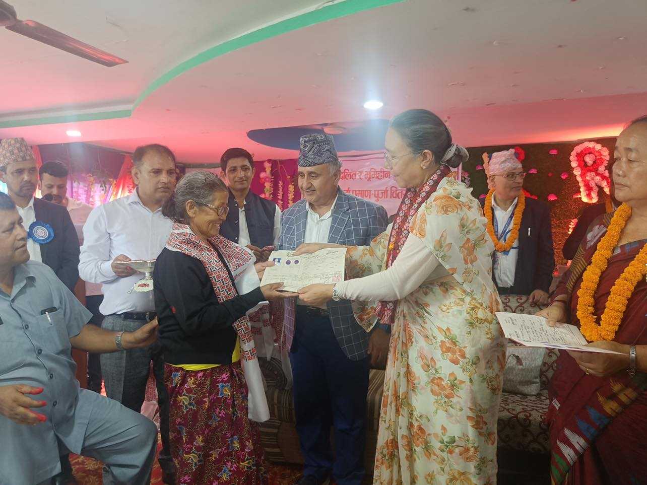 मोरङमा ३६ घरपरिवारलाई लालपुर्जा वितरण