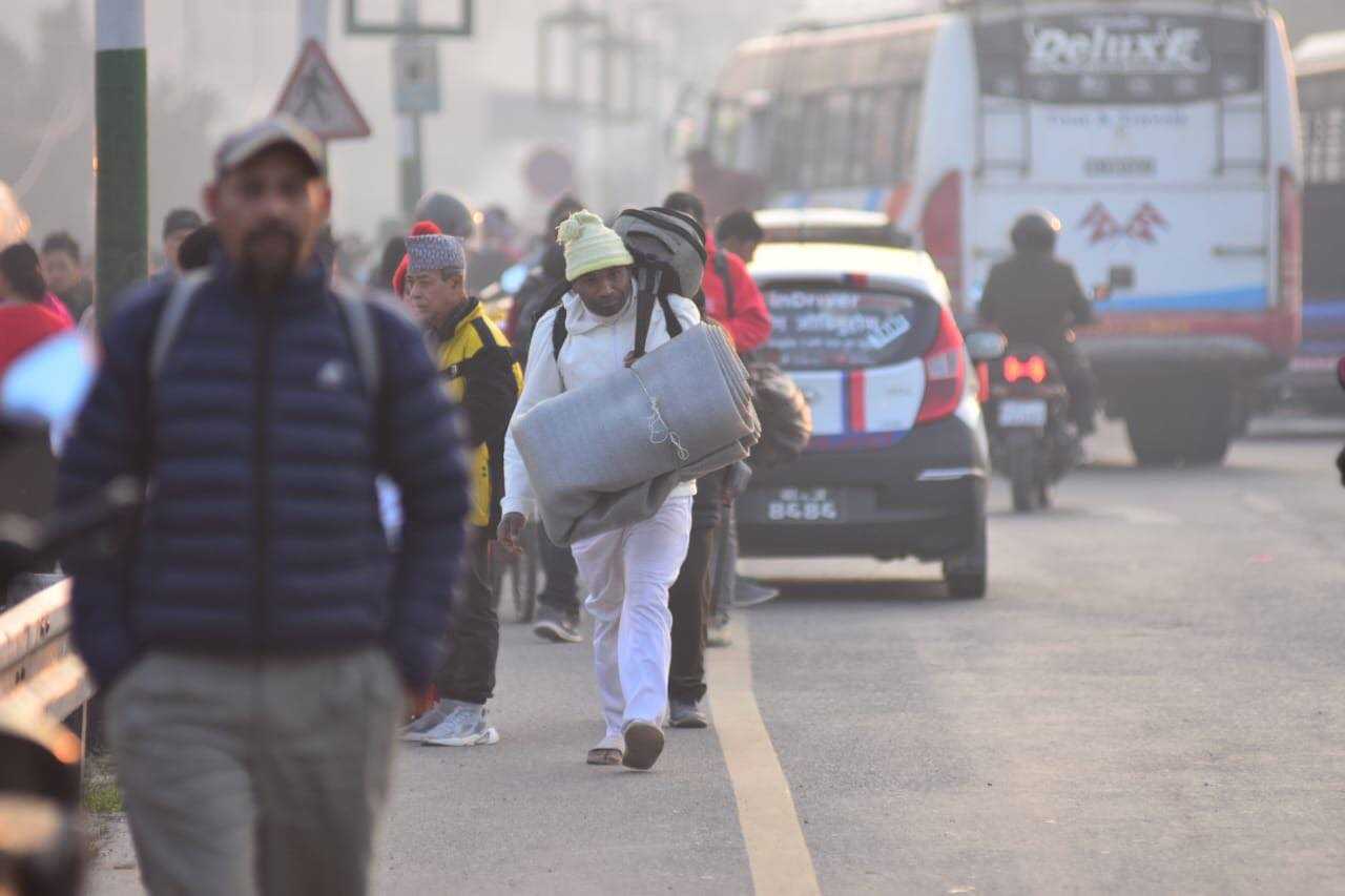 मतदान गर्न उपत्यका छाड्दै नागरिक (फाेटाे फिचर)