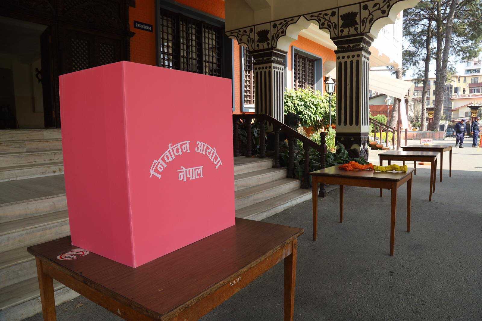 चितवनकाे द्वाारिकादास मावि मतदान केन्द्रमा मतदान स्थगित