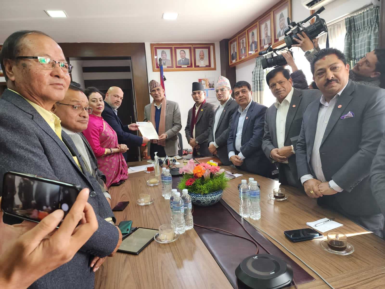गभर्नर साक्षी राख्दै अर्थमन्त्रीले निजी क्षेत्रलाई भने– केही दिनमै नयाँ निर्णय