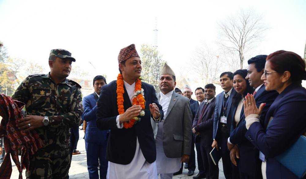 श्रममन्त्रीको बचाउमा पूर्वअध्यक्ष गुरुङले भने- म्यानपावरसँग जोडिएको मान्छेलाई घृणा किन? 