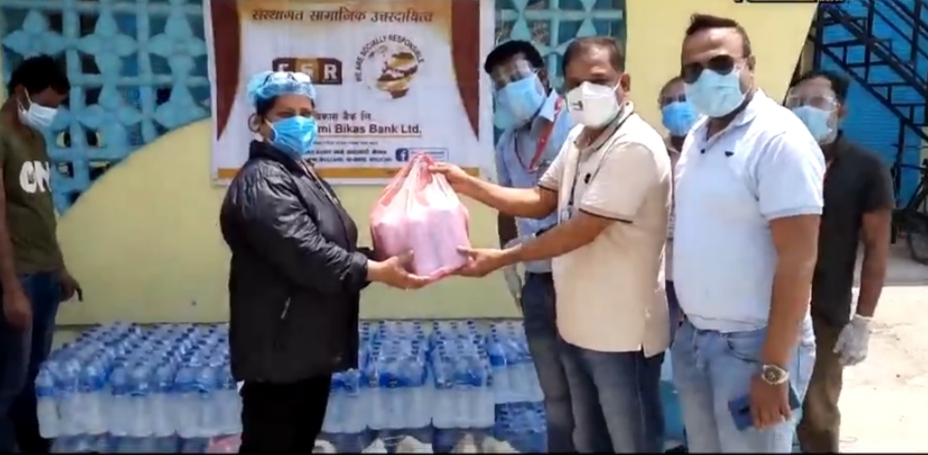 महालक्ष्मी विकास बैंकद्वारा भीम अस्पताललाई स्वास्थ्य सुरक्षा सामग्री हस्तान्तरण