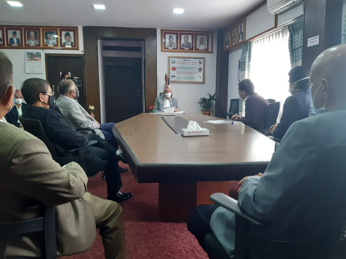 कर्जाको ब्याजदर घटाउने तयारी, अर्थमन्त्रीले भने-राष्ट्र बैंकसंग छलफल भइरहेको छ
