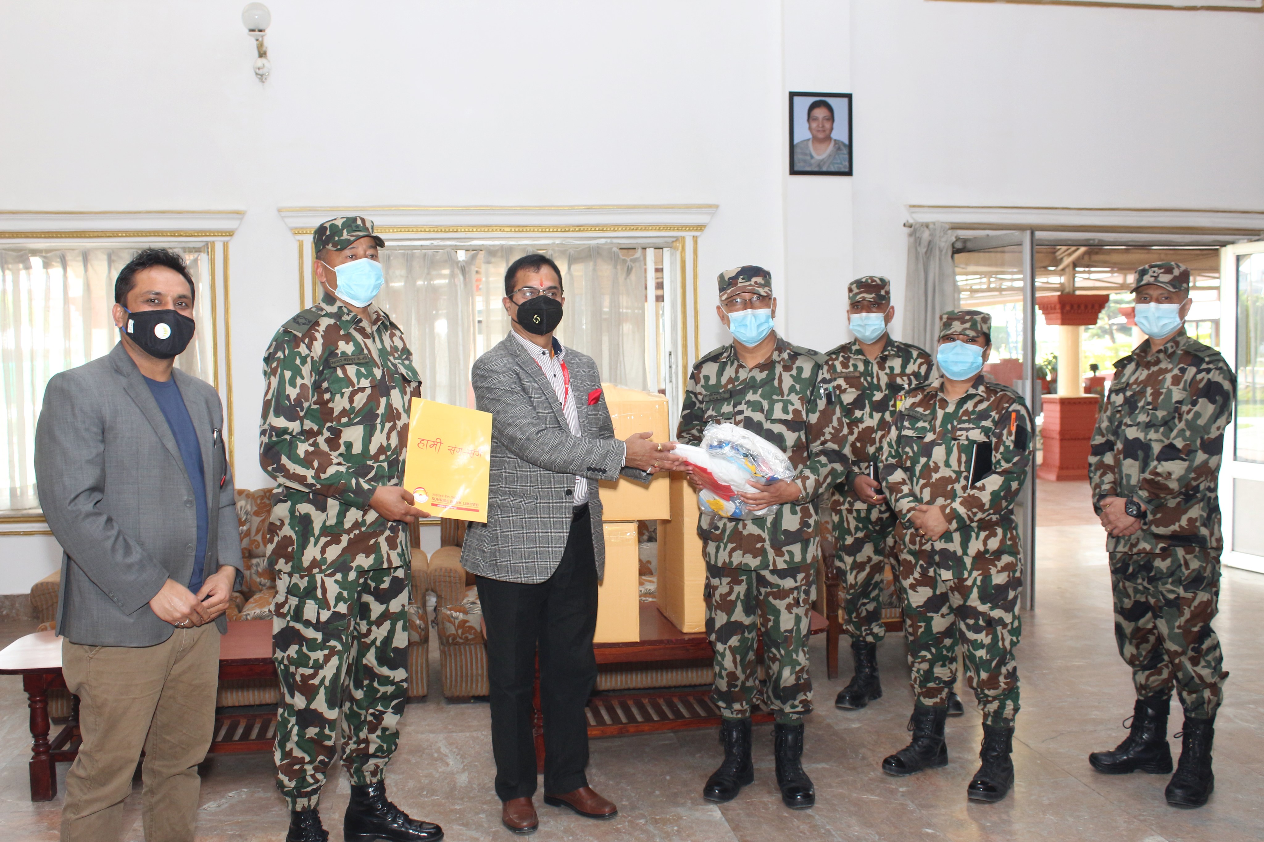 सनराइज बैंकद्धारा सेनालाई पीपीई वितरण जारी 