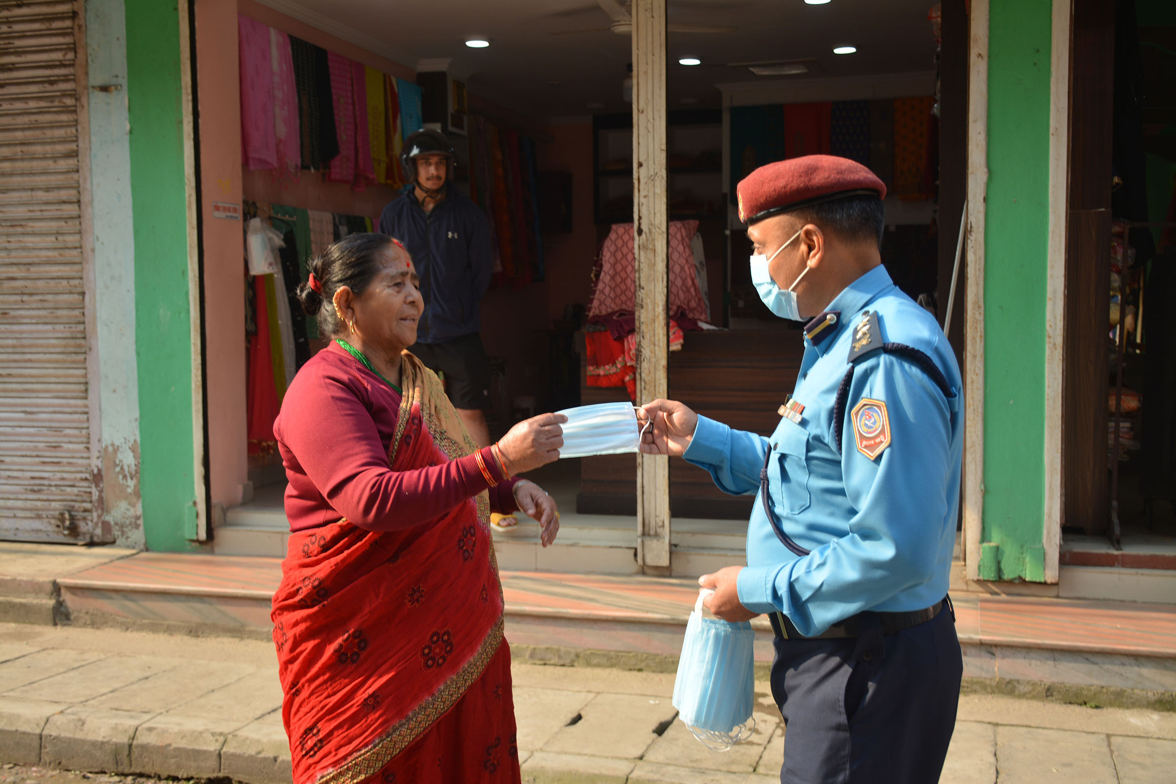 प्रहरीले फेरि शुरु गर्यो ‘तपाईंको मास्क खोइ ?’ अभियान, नलगाउनेलाई कारवाही 