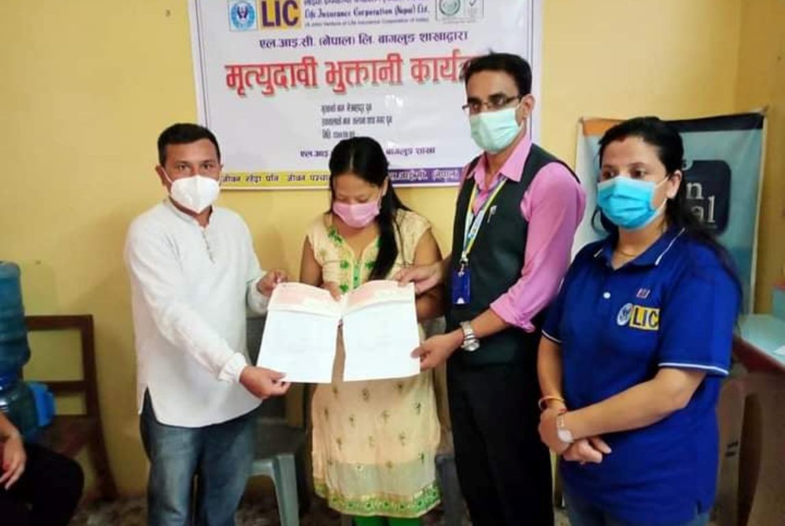 एलआईसी बागलुङ शाखाद्वारा जीवन बिमाको १३ लाख मृत्युदाबी भुक्तानी