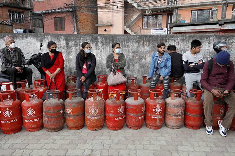 ग्यास अब आधा सिलिन्डर मात्र, मुल्य ६८७ रुपैयाँ ५० पैसा 