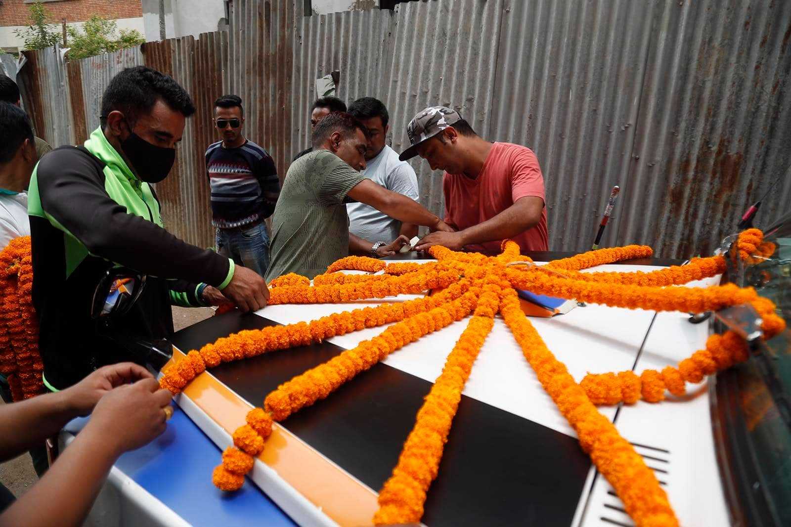 तारा एयर जहाज दुर्घटनाः मृतकका परिवारजनलाई शव हस्तान्तरण (फाेटाेफिचर)