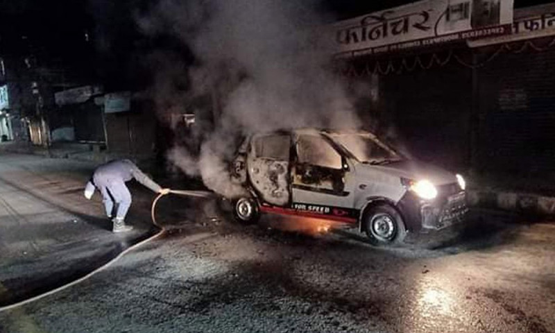 सामाखुसीमा ट्याक्सीमा आगजनी
