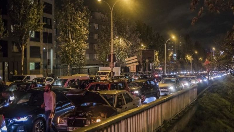 कोरोना भाइरस फ्रान्सः दोस्रो देशव्यापी लकडाउनको घोषणासँगै सडकमा गाडीको जाम