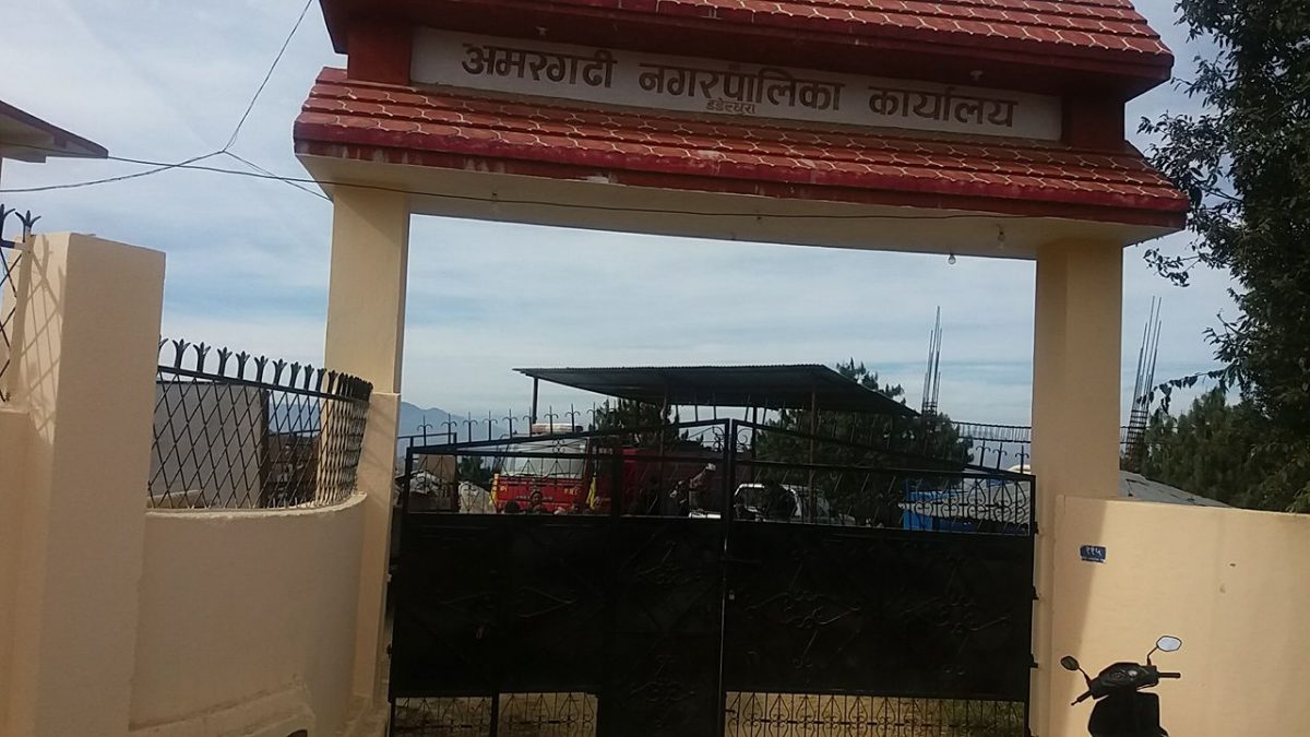 अमरगढी नगरपालिकाका मेयर र उपमेयरले बनाए आफू चढ्ने गाडीलाई एम्बुलेन्स