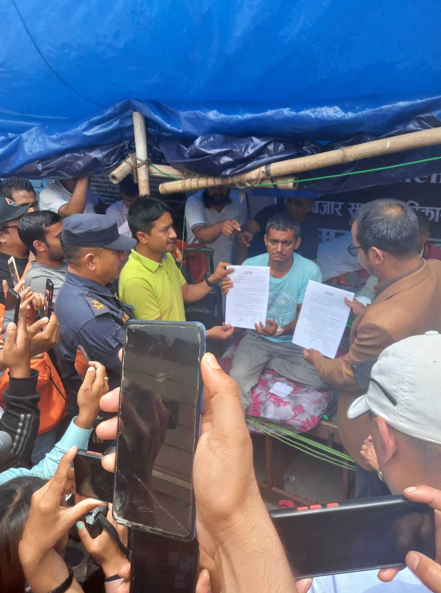 धितोपत्र बोर्डले लगानीकर्ताको माग सम्बोधन गर्ने, दसौं दिनमा कोइरालाले तोडे अनशन 