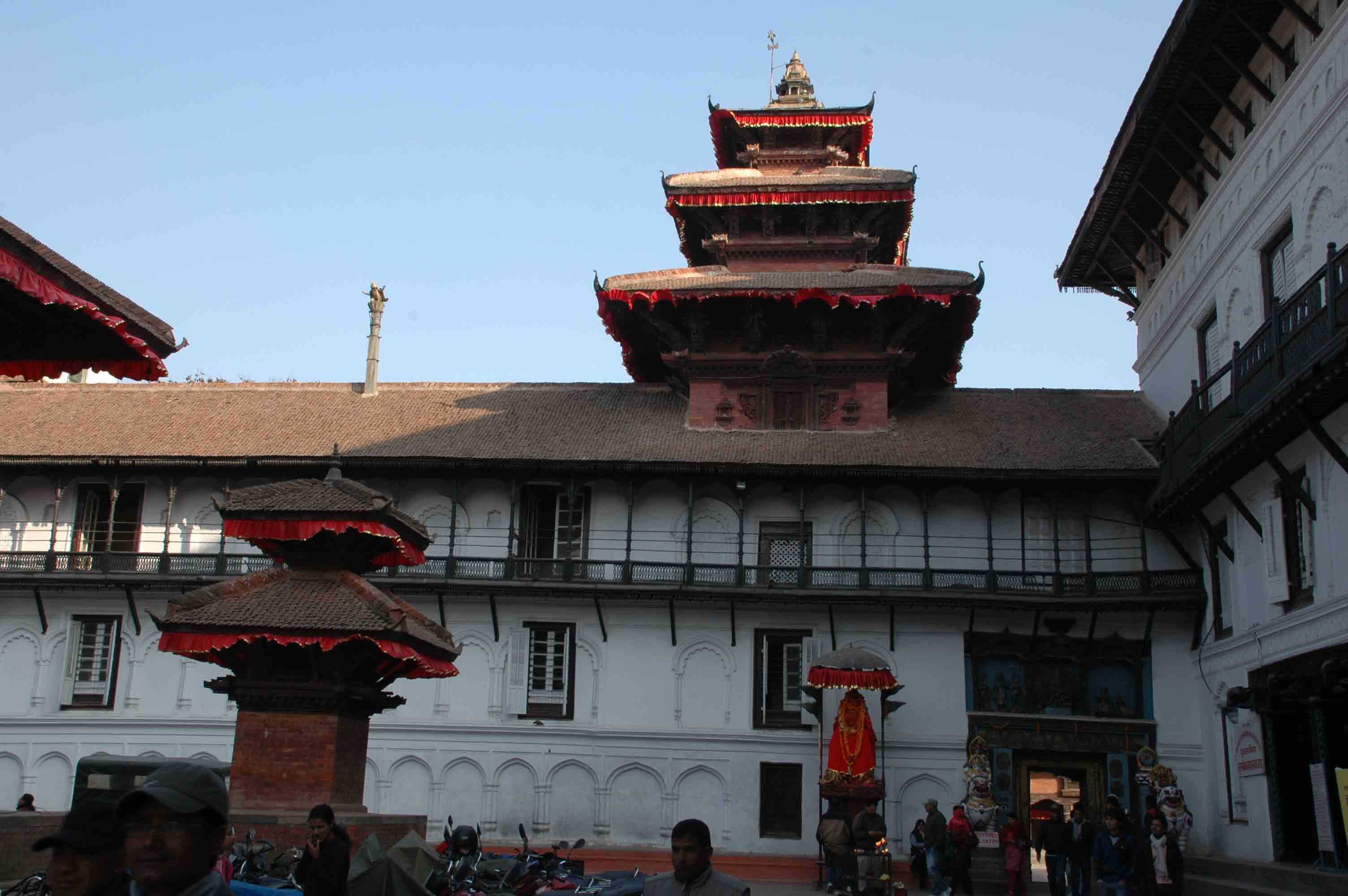 हनुमानढोका दरबारको मूलचोकमा ५४ बोका र ५४ राँगाको बलिसहित पूजा