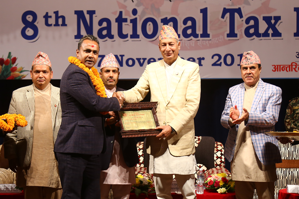 बीमा व्यवसायमा बढी आयकर बुझाउने नेपाल लाइफ इन्स्योरेन्स सम्मानित