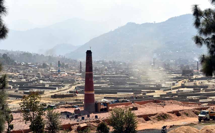 उद्याेगीले अटेर गरेपछि नगरपालिकाले इँट्टाभट्टाको चिम्नी भत्कायो