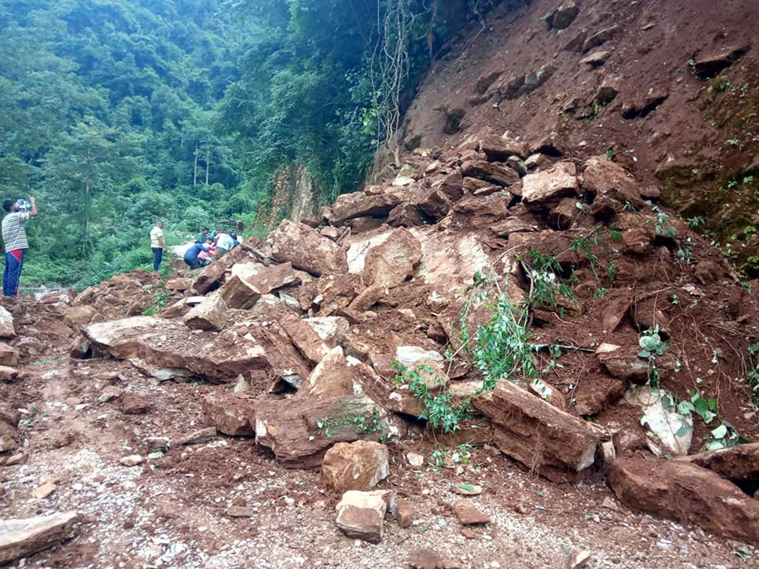 रानीमहल क्षेत्रको पहिरो नहटाउदा पर्यटक पैदलयात्रा गर्न बाध्य