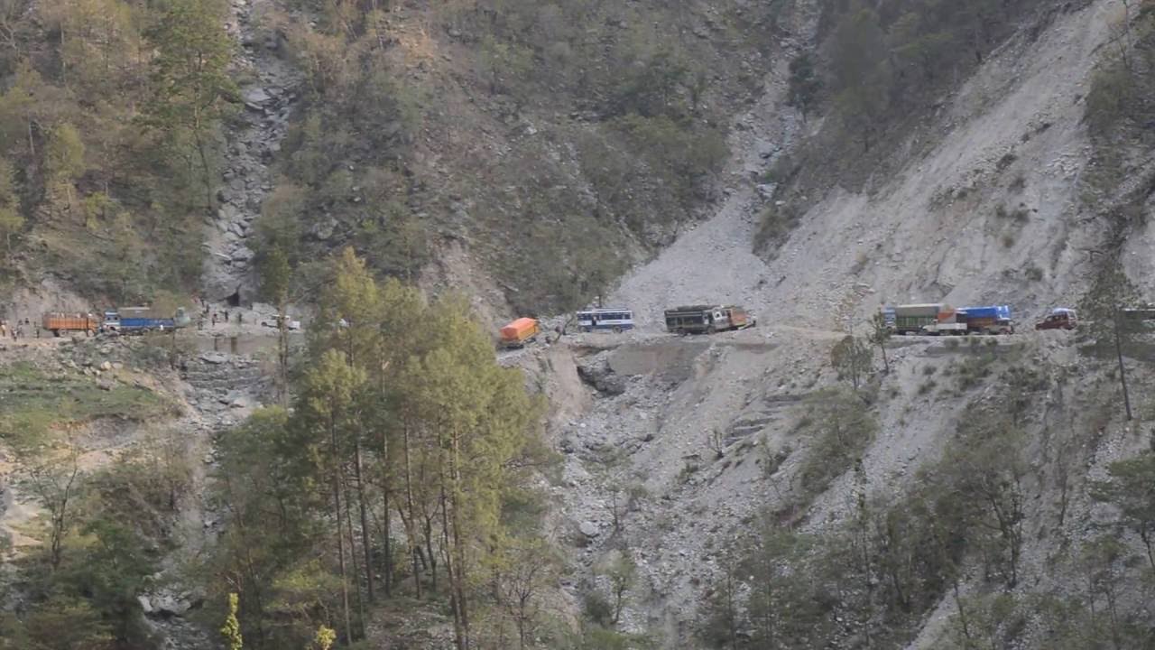 कर्णाली राजमार्गमा पहिरो जाँदा यातायात ठप्प