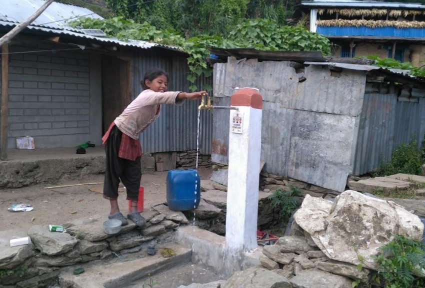 उपभोक्ताकाे १५ लाखको श्रमदानमा खानेपानी