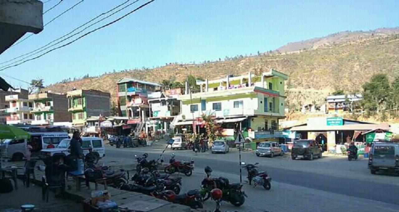 बिपी राजमार्गका होटलमा खाद्य स्वच्छता सम्बन्धी स्टिकर