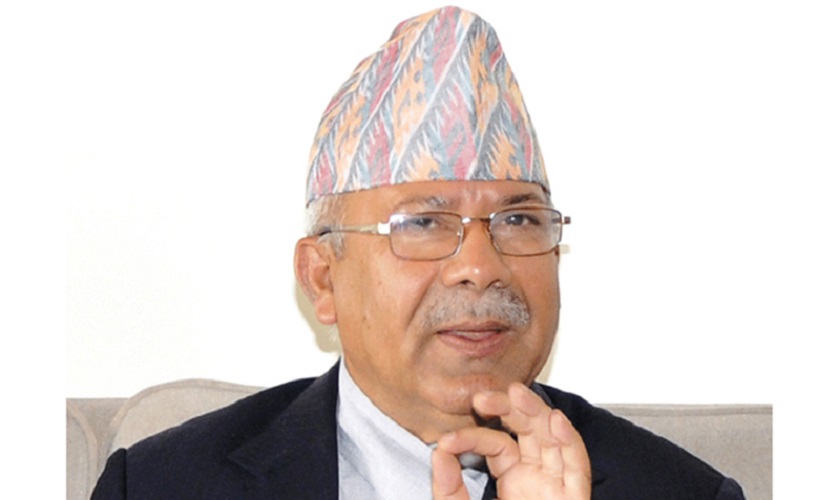 सडक निर्माणको माग गर्दै साँखुबासीद्वारा माधव नेपालको बाटो छेके