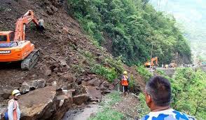 बाढी र पहिरोले खोटाङमा सबै यातायात सेवा अवरुद्ध