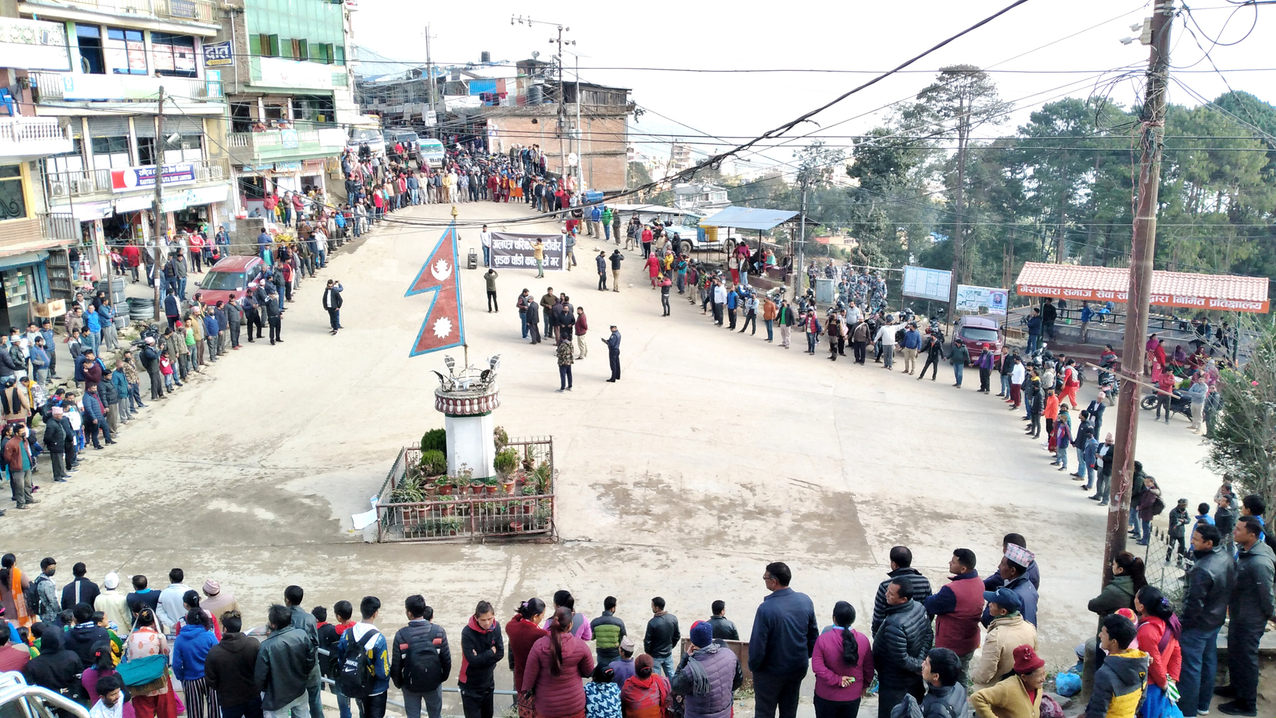 ठेकेदार विरुद्ध चरिकाेटमा मानव साङ्लो प्रदर्शन