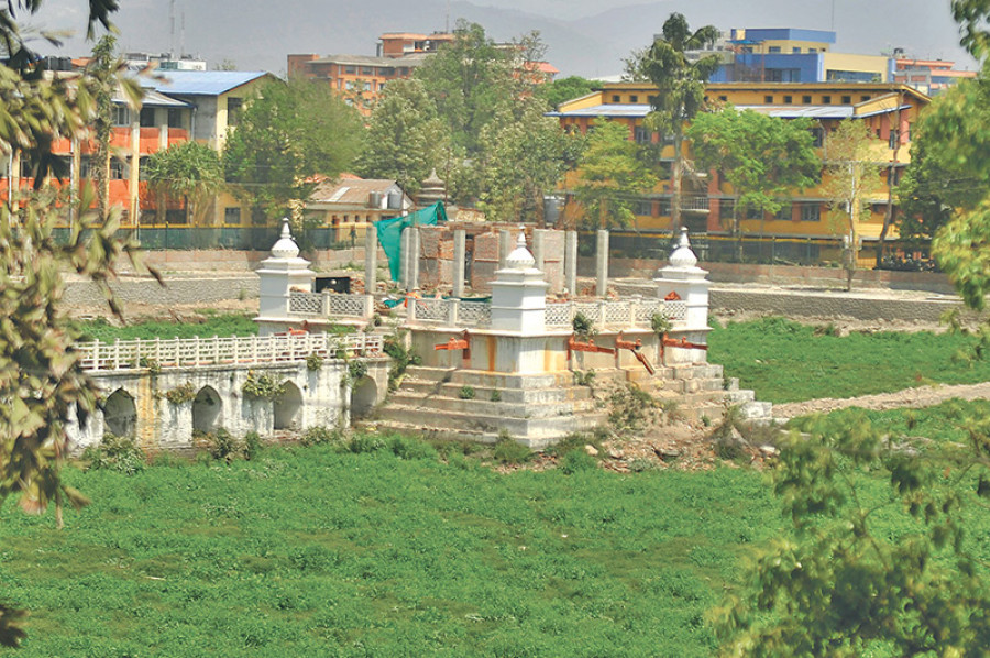 एक महिनाकाे पारिश्रमिक नपाएपछि बालगोपालेश्वर मन्दिरको काम रोक्दै कामदार