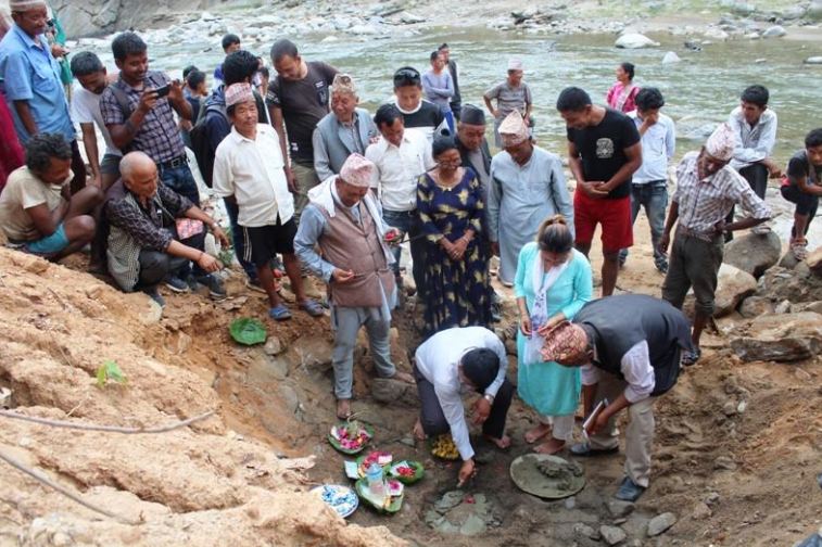 साप्सुखोलाको बाटोफेदीमा मोटरेबल पुल निर्माणका लागि प्रदेश सरकारले दियो एक करोड ३५ लाख