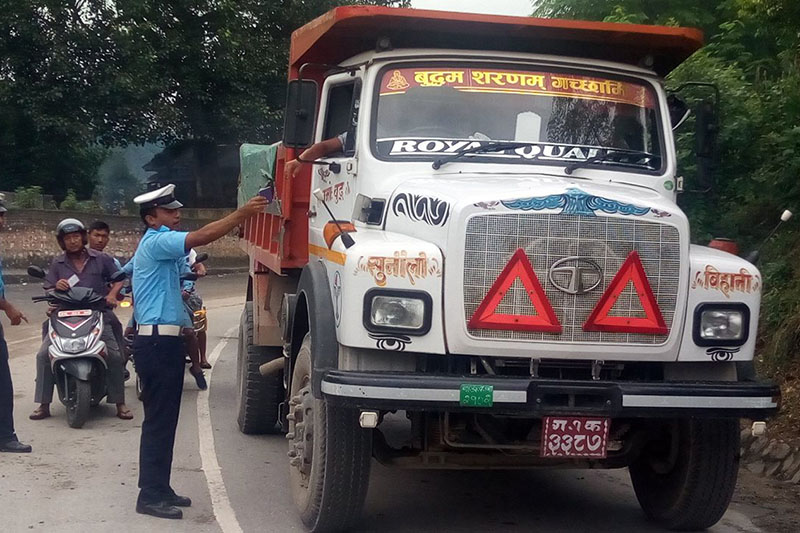  टिपर सञ्चालनमा नयाँ नियम, हेलम्बु यातायातमा पनि हुड राख्न नपाइने 