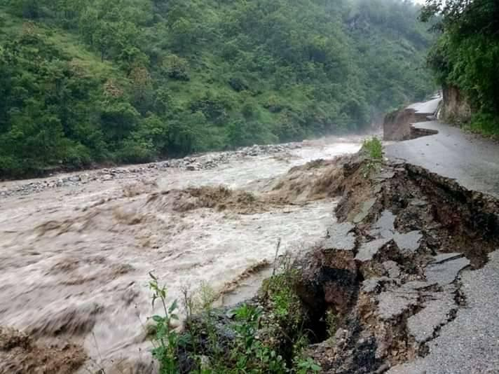 तुरतुरे ताल फुट्दा मध्यपहाडी लोकमार्ग बगायो, तमानको पहिरोमा तीनको मृत्यु