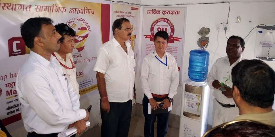 महालक्ष्मी विकास बैङ्कद्वारा अस्पताललाई वाटर डिस्पेन्सर