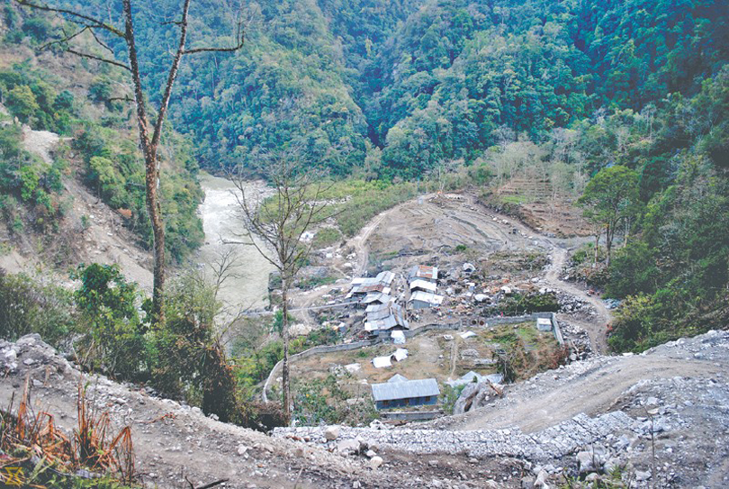 अरुण तेस्रो जलविद्युत् आयोजनास्थलमा बम पड्कियो, जेनेरेटरमा क्षति