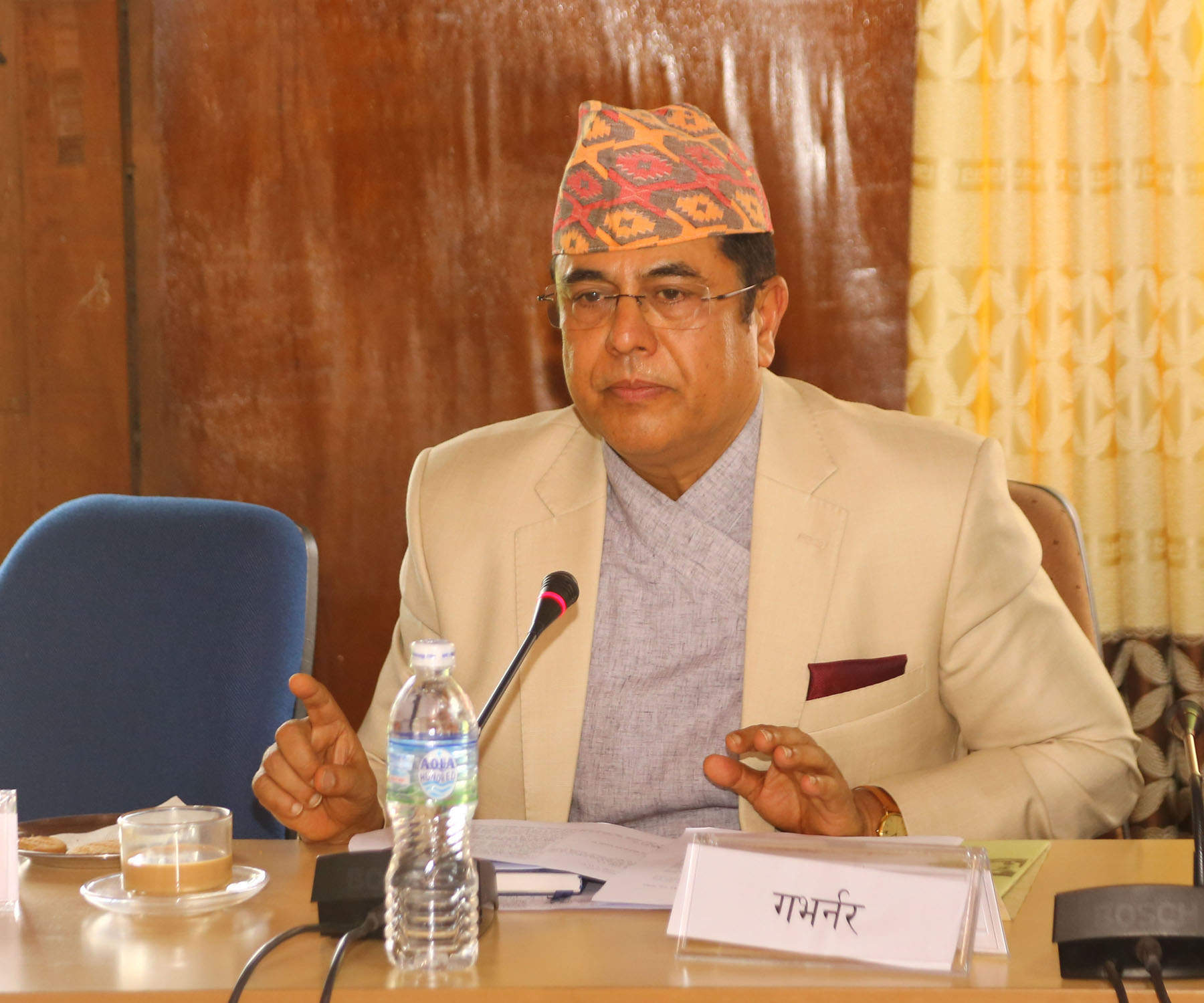 गभर्नर नेपालले बैङ्क सञ्चालकलाई गरे गाली, भने ‘जनताको पैसामा मनपरी गर्न पाइँदैन’  