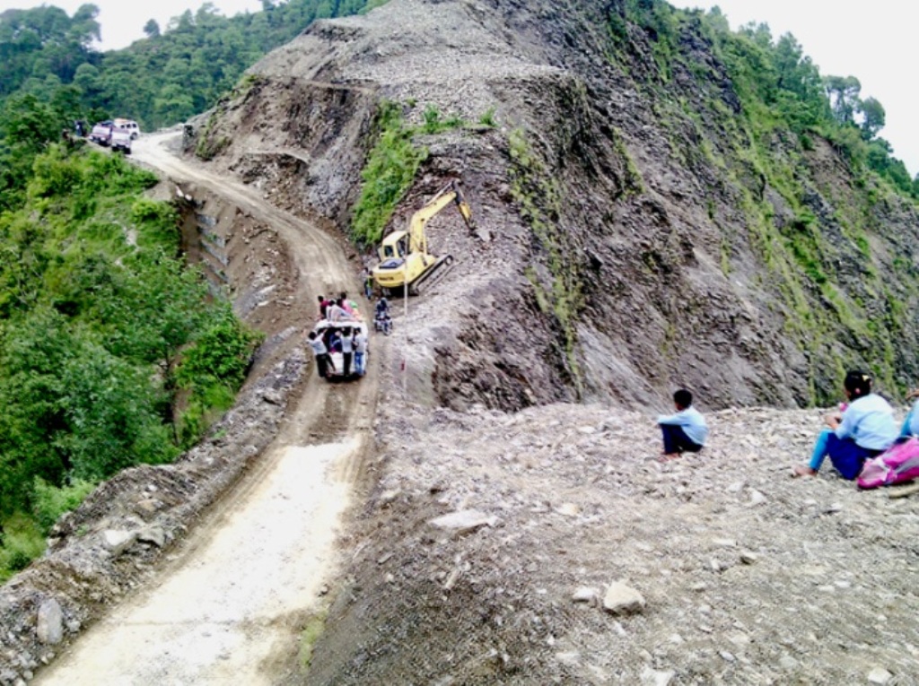 पहिरोले अवरुद्ध सिद्धिचरण लोकमार्ग अझै खुल्न सकेन, नयाँ ट्र्याक खोल्ने तयारी 