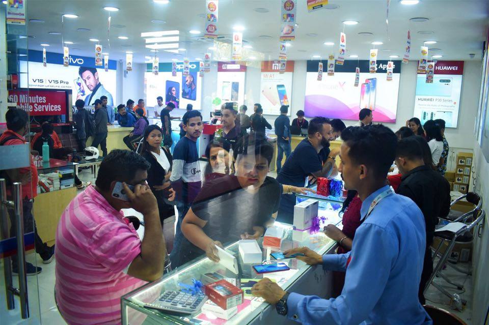 मोबाइल किन्दा १ लाखसम्मको जीवन बीमा र आकर्षक उपहार