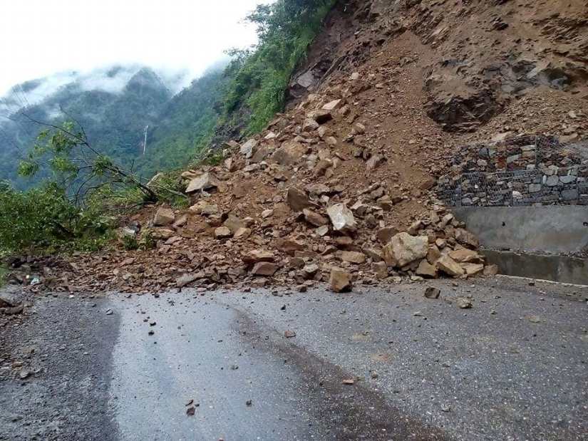 बाढीपहिरोका कारण विभिन्न सडक अवरुद्ध