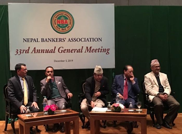 गभर्नर नेपालले बैंकरलाई भने-आज अर्कैलाई चेक बुक दिए, भोली बिटाका बिटा पैसा पठाए भने के गर्ने ?