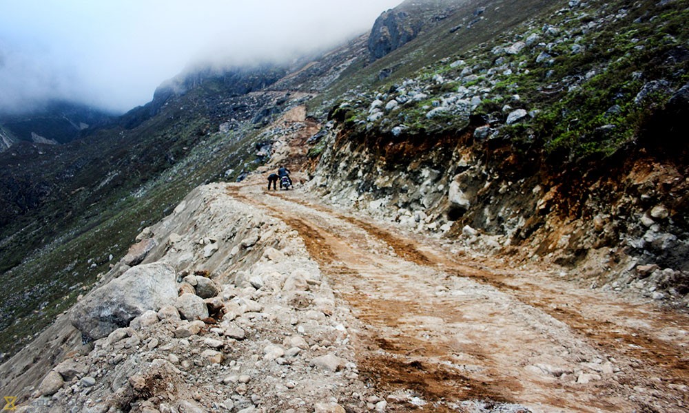 ओलाङचुङ्गोला लोकमार्गको निर्माण दुवैतर्फबाट अघि बढ्यो