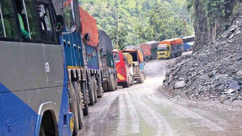 पहिरोका कारण पृथ्वी राजमार्ग अवरुद्ध, यात्रु अलपत्र 