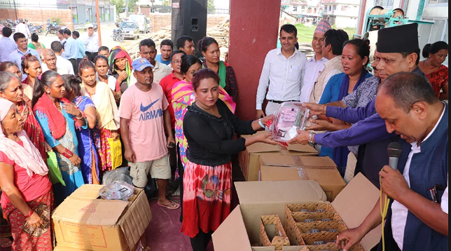 सामुदायिक विद्यालयलाई सूचना प्रविधिका डिजिटल उपकरण वितरण