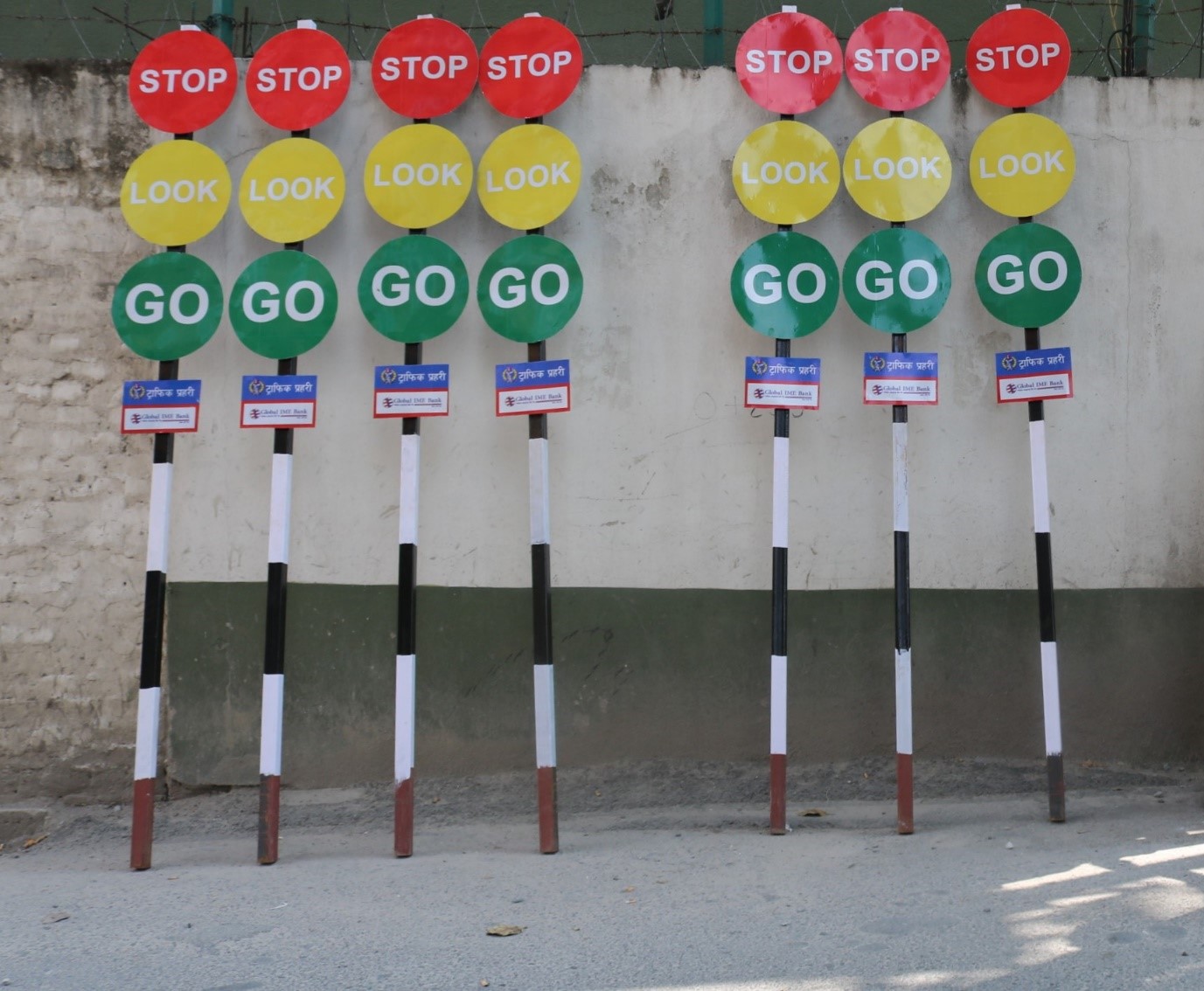 ग्लोबल आइएमई बैंकद्वारा ट्राफिक प्रहरीलाई ट्राफिक पोल हस्तान्तरण 