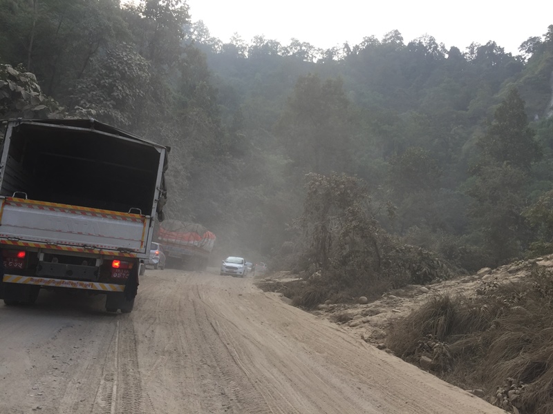 १० वर्षमा पनि मर्मत नहुँदा बर्दघाट-दाउन्ने सडकको बेहाल, १२ घण्टासम्म जाम 