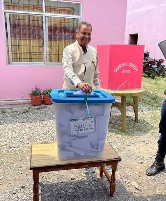 उद्योगी विनोद चौधरीले नवलपुरबाट गरे मतदान
