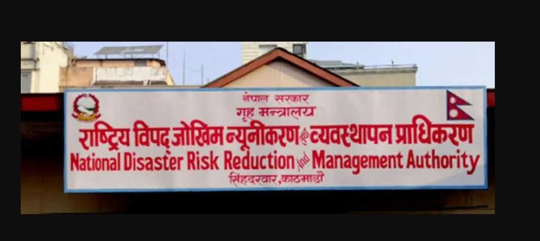 संकटग्रस्त क्षेत्रको स्थलगत अध्ययन गर्दै प्राधिकरण टोली