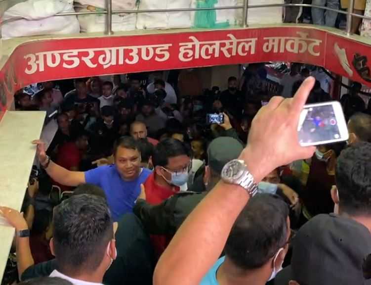 बिरा कम्प्लेक्समा महानगर प्रहरी र व्यवसायीबीच चर्काचर्की