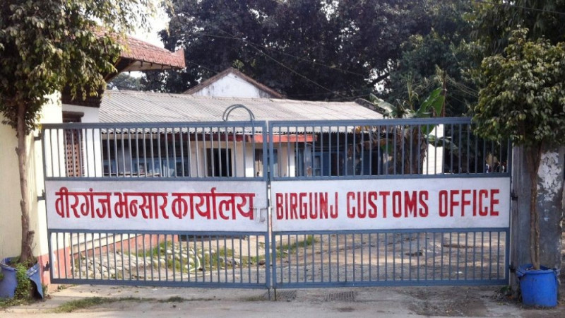 भन्सारमा समातियो न्यूनबिजकीकरण गरेर ल्याइएका सिसाका कन्टेनर