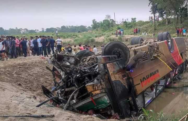 यात्रुबाहक बस खोलामा खस्दा ९ जनाको मृत्यु