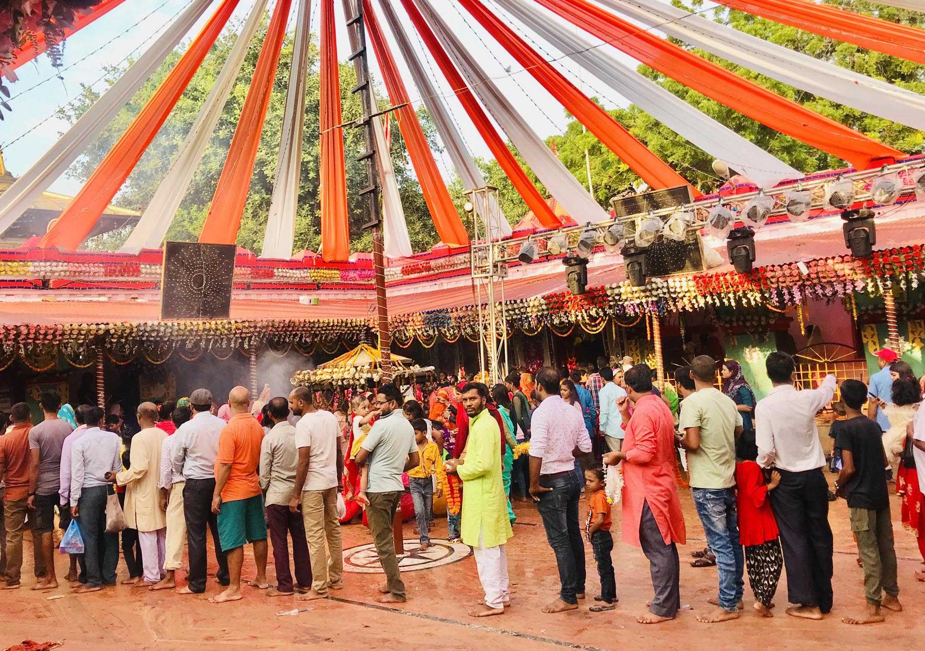 शक्तिपीठ एवं देवी मन्दिरमा भक्तजनको लर्को