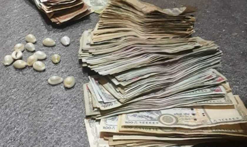 डोटीमा १ लाख २२ हजारसहित १२ जना जुवाडे पक्राउ